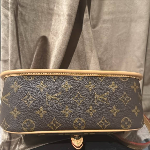 LOUIS VUITTON Diane Satchel - Picture 8 of 11